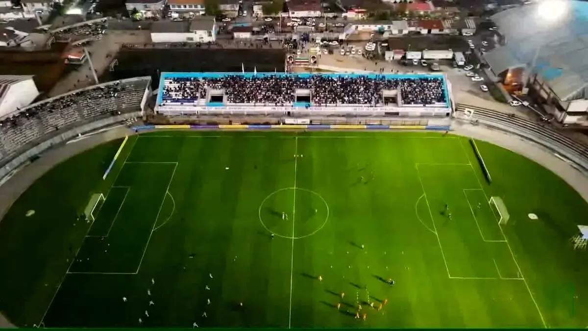 وضعیت بحرانی و باورنکردنی استادیوم سیروس قایقران / برگزاری دیدار ملوان و خیبر در هاله‌ای از ابهام + فیلم