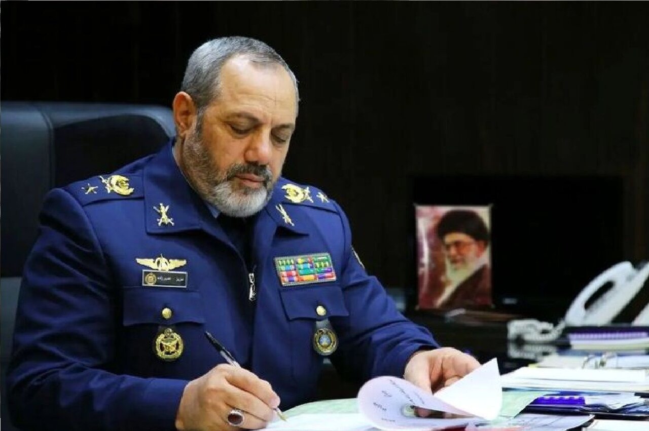 پیام تسلیت وزیر دفاع در پی درگذشت والده سردار اشراق