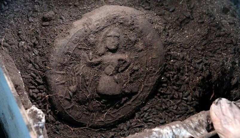 کشف پنج قرص نان سوخته در جریان حفاری تپه‌ای باستانی/ عکس