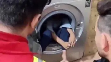 گیر افتادن کودک ۴ ساله گلستانی در ماشین لباسشویی! + فیلم
