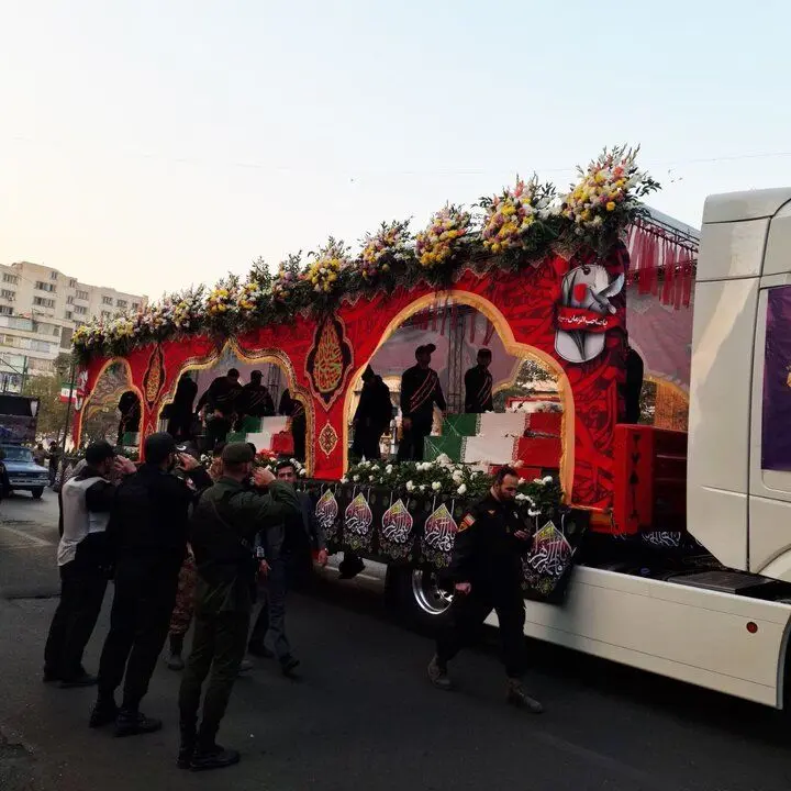 آغاز تشییع پیکرهای پاک ۱۰۰ شهید گمنام در تهران آغاز تشییع پیکرهای پاک ۱۰۰ شهید گمنام در تهران
