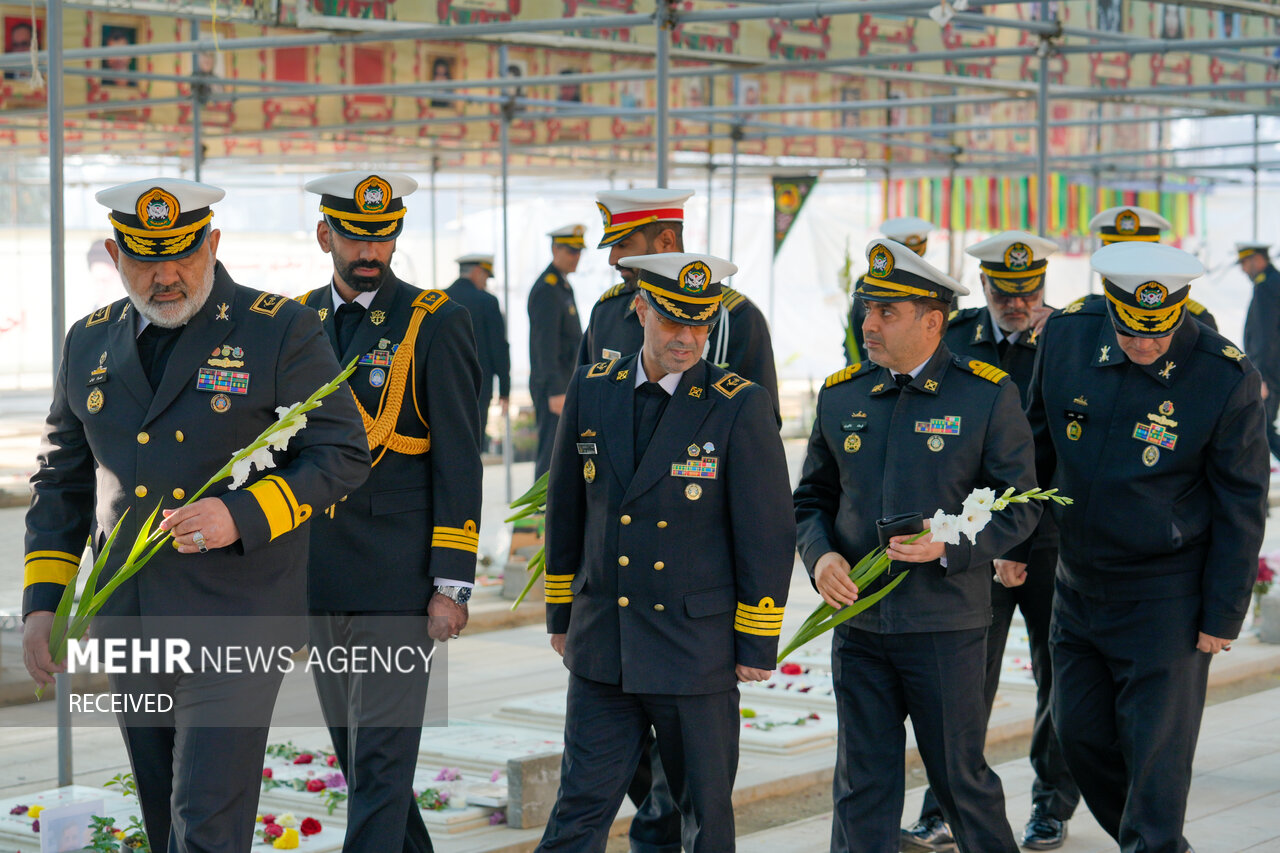 ادای احترام فرماندهان نیروی دریایی ارتش به مقام شهدا در بهشت زهرا (س) ادای احترام فرماندهان نیروی دریایی ارتش به مقام شهدا در بهشت زهرا (س)