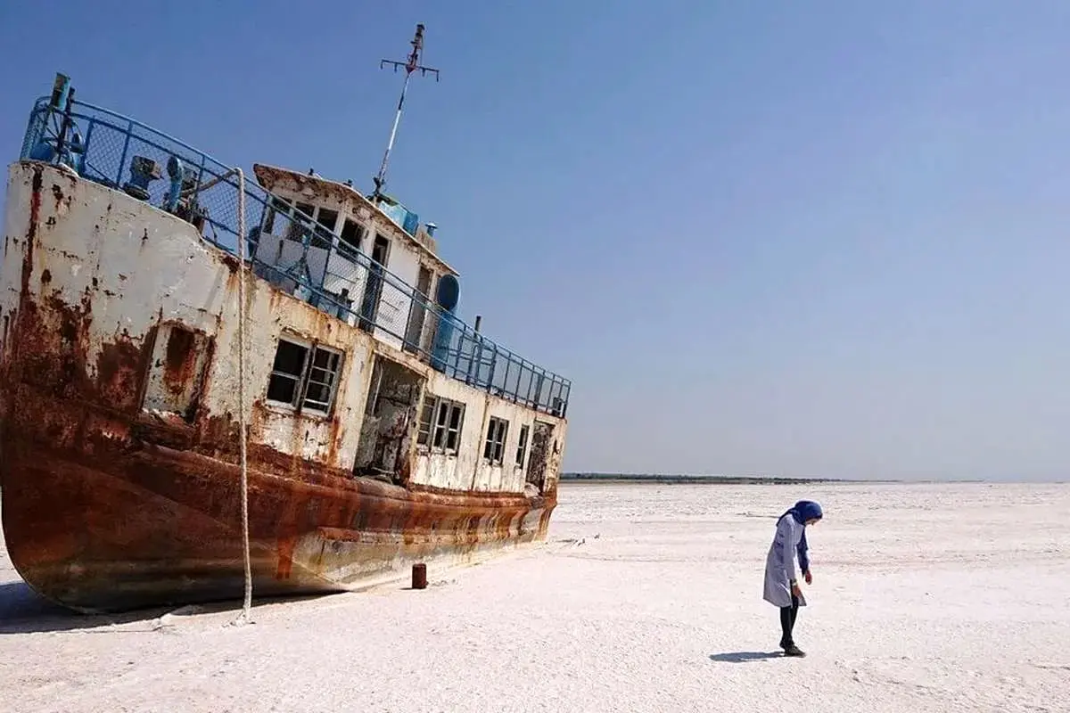 از آب تا خاک؛ ارومیه به کویر تبدیل شد + فیلم