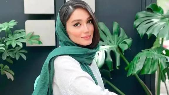 استایل و ژست‌های «فرزانه قاسم‌زاده» در یک کافه+عکس