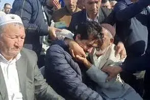اشک ریختن فرهاد قائمی در آغوش پدر صابر کاظمی/ویدیو
