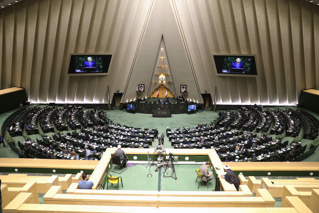 واژههای عجیب در تذکر آقای نماینده ؛ جمهوری اسلامی، رابین هود و دن کیشوت نیست/ نماینده تهران چه دیالوگی از شخصیت حاج کاظم فیلم آژانس شیشه ای نقل کرد؟ واژههای عجیب در تذکر آقای نماینده ؛ جمهوری اسلامی، رابین هود و دن کیشوت نیست/ نماینده تهران چه دیالوگی از شخصیت حاج کاظم فیلم آژانس شیشه ای نقل کرد؟