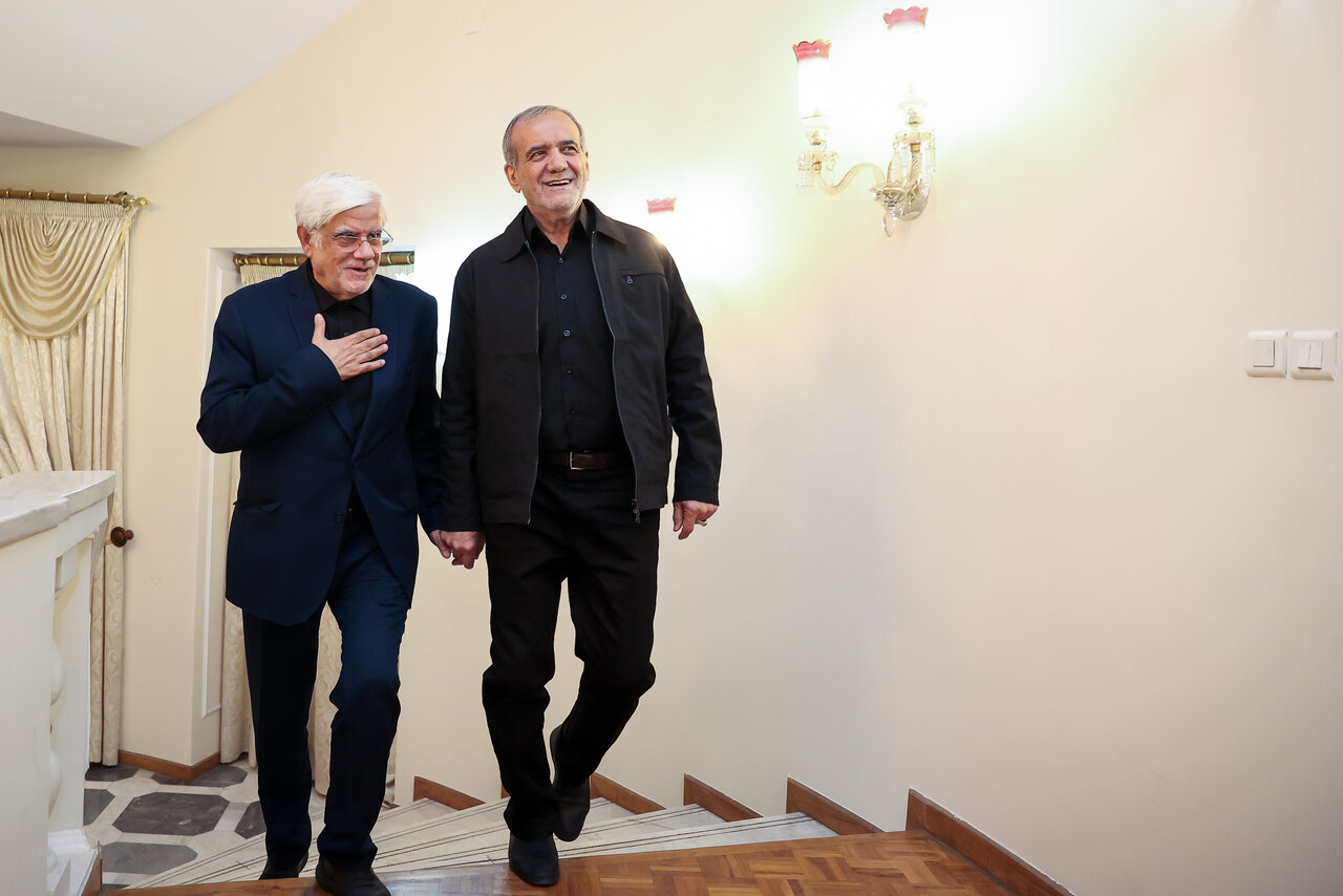 اهمیت مدیریت اختلافات درون دولت توسط پزشکیان/ ماجرای استعفای عارف، نمدی برای کلاه رقبای انتخاباتی پزشکیان میشود؟ اهمیت مدیریت اختلافات درون دولت توسط پزشکیان/ ماجرای استعفای عارف، نمدی برای کلاه رقبای انتخاباتی پزشکیان میشود؟