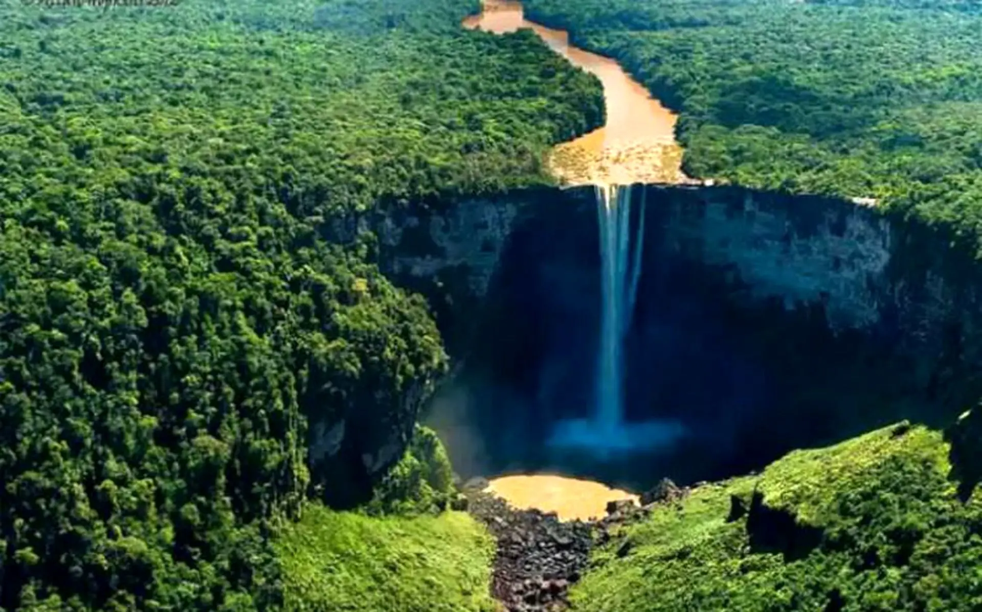 اینجا رازآلودترین آبشار جهان است+ فیلم