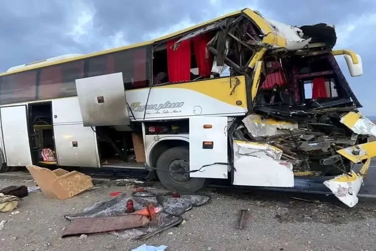 برخورد اتوبوس با تریلی در قم؛ ۱۵ نفر مصدوم شدند برخورد اتوبوس با تریلی در قم؛ ۱۵ نفر مصدوم شدند