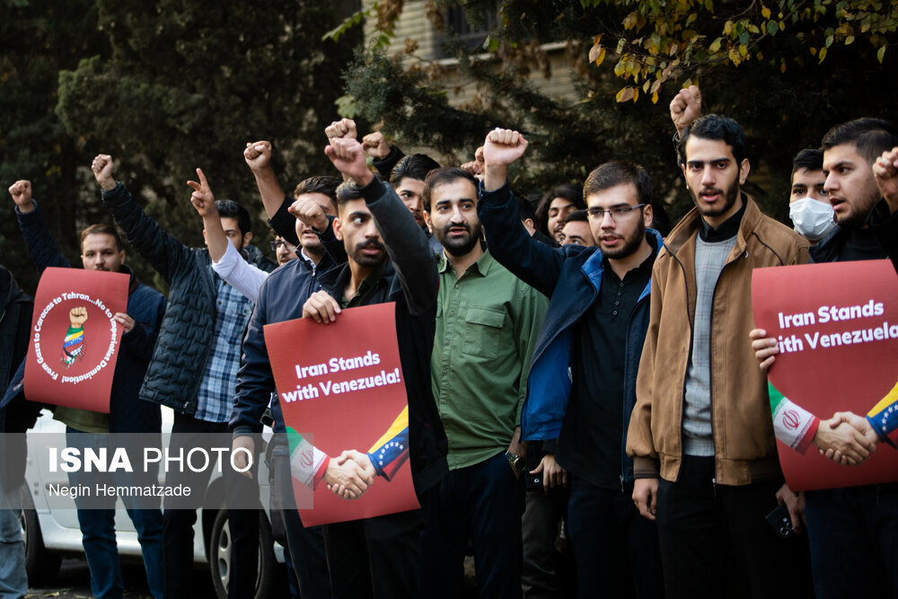 تصاویری از تجمعات دانشجویی مقابل دفتر حافظ منافع آمریکا/ شعار دانشجویان چه بود؟