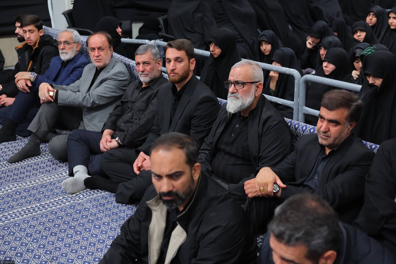 تصاویری از عزاداری در حسینیه امام خمینی/ لاریجانی و قالیباف هم بودند/ تیپ متفاوت سردار قاآنی/ نقدی هم آمد