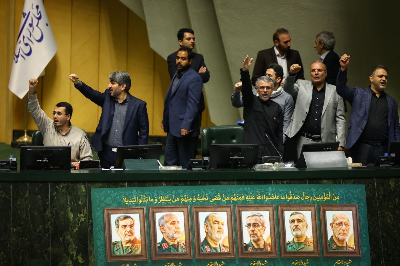 تصویر متفاوت ذوالنوری در صحن علنی مجلس خبرساز شد + عکس تصویر متفاوت ذوالنوری در صحن علنی مجلس خبرساز شد + عکس