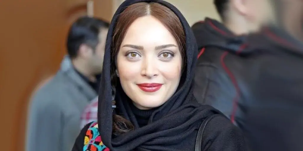 تیپ اسپرت بهنوش طباطبائی با رژ طلایی و تم زنبور عسل