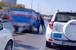 حرکت عجیب راننده نیسان پس از تصادف در مشهد!/ویدیو حرکت عجیب راننده نیسان پس از تصادف در مشهد!/ویدیو