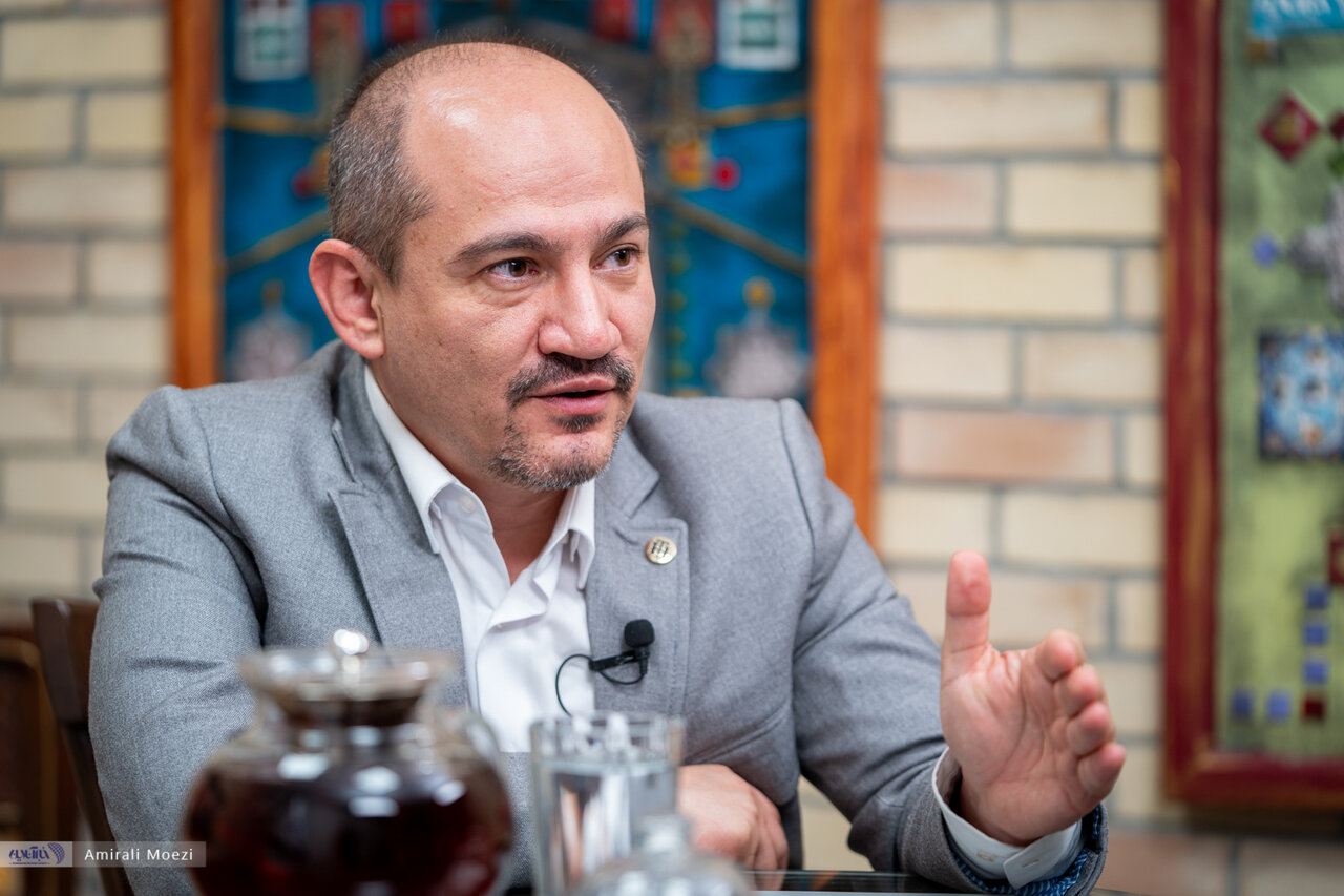 حمزه رحیم صفوی: ذات انسان‌ها اینگونه است اگر در یک خانواده چهار تا بچه باشند هیچ کدام شبیه هم نیستند؛ نه شکلشان، نه ژنتیک‌شان و نه فکرشان!