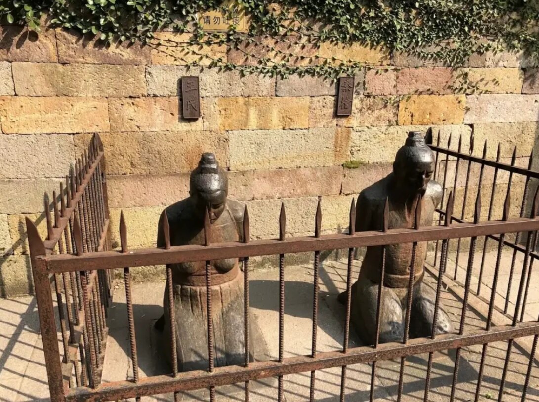 دو مجسمه منفور در چین که هر روز از هزاران نفر کتک میخورند دو مجسمه منفور در چین که هر روز از هزاران نفر کتک میخورند