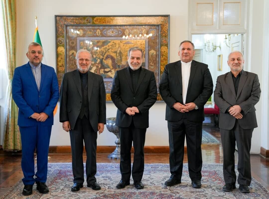 دیدار رئیس کمیسیون اقتصادی و کمیته دیپلماسی اقتصادی مجلس با عراقچی دیدار رئیس کمیسیون اقتصادی و کمیته دیپلماسی اقتصادی مجلس با عراقچی