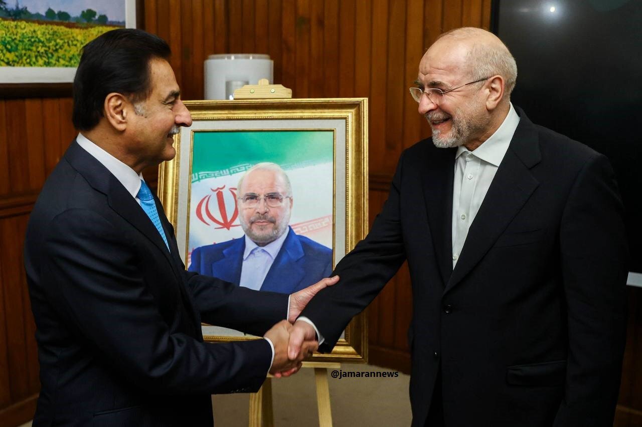 رییس مجلس ملی پاکستان تابلویی از تصویر قالیباف را به او هدیه داد + عکس رییس مجلس ملی پاکستان تابلویی از تصویر قالیباف را به او هدیه داد + عکس