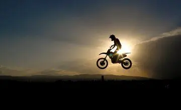 سانحه تلخ در پیست موتورکراس برای دختر موتورسوار