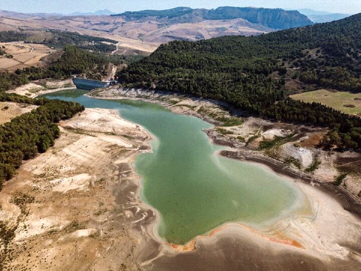 سد لار رکورددار فرار آب در بین سدهای دنیاست/ ۹۹ درصد مخزن عظیم این سد خالی شد