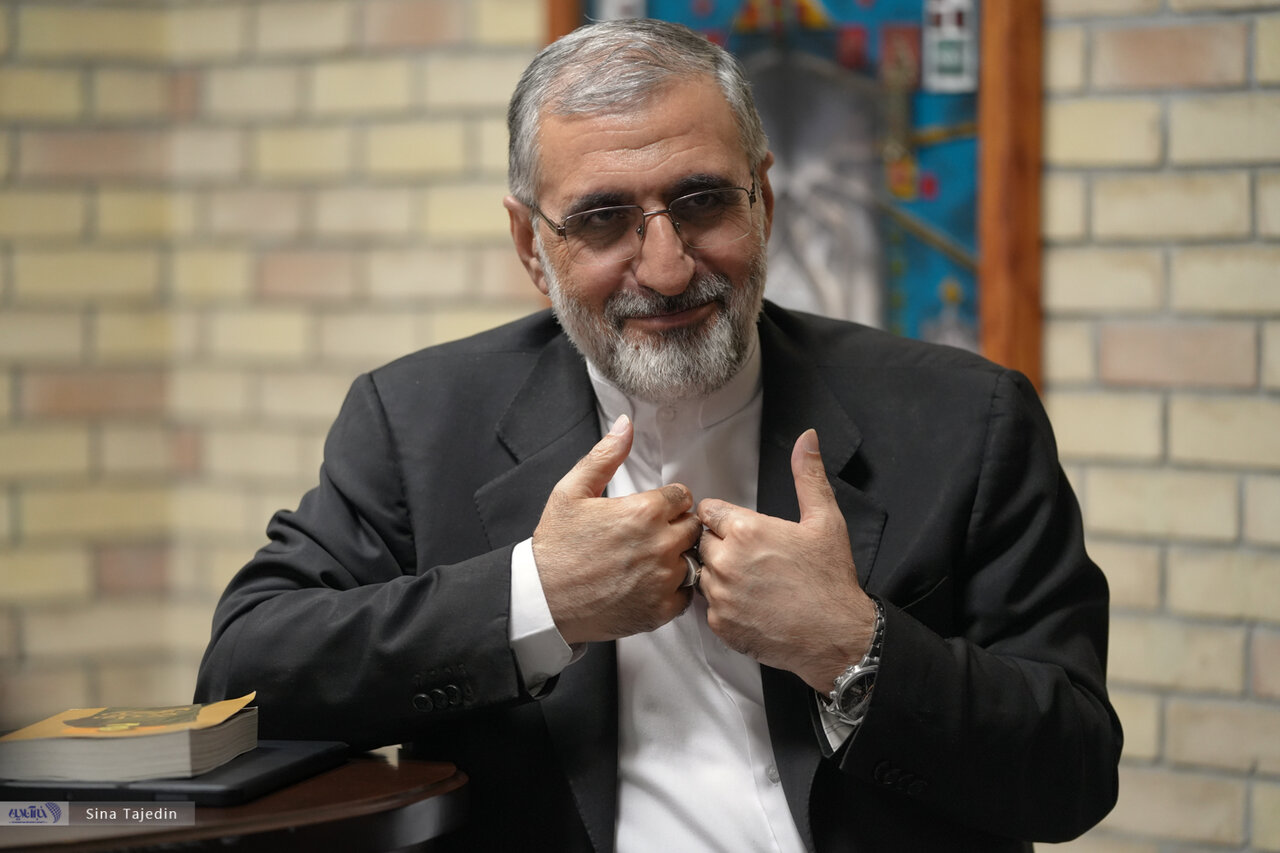 سقوط بالگرد رئیسی به روایت رییس دفتر او؛ یک مرتبه دیدم که بالگرد دور زد و من حساس شدم/با قطع ارتباط رادیویی دنیا روی سرمان خراب شد سقوط بالگرد رئیسی به روایت رییس دفتر او؛ یک مرتبه دیدم که بالگرد دور زد و من حساس شدم/با قطع ارتباط رادیویی دنیا روی سرمان خراب شد