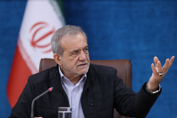 شوخی پزشکیان بامدیرعامل بانک پاسارگاد؛ قرار بود ۱۰ هزار مگاوات پنل خورشیدی نصب کند اما دبه کرد، ما هم نمیدانیم چرا دبه کرد! شوخی پزشکیان بامدیرعامل بانک پاسارگاد؛ قرار بود ۱۰ هزار مگاوات پنل خورشیدی نصب کند اما دبه کرد، ما هم نمیدانیم چرا دبه کرد!