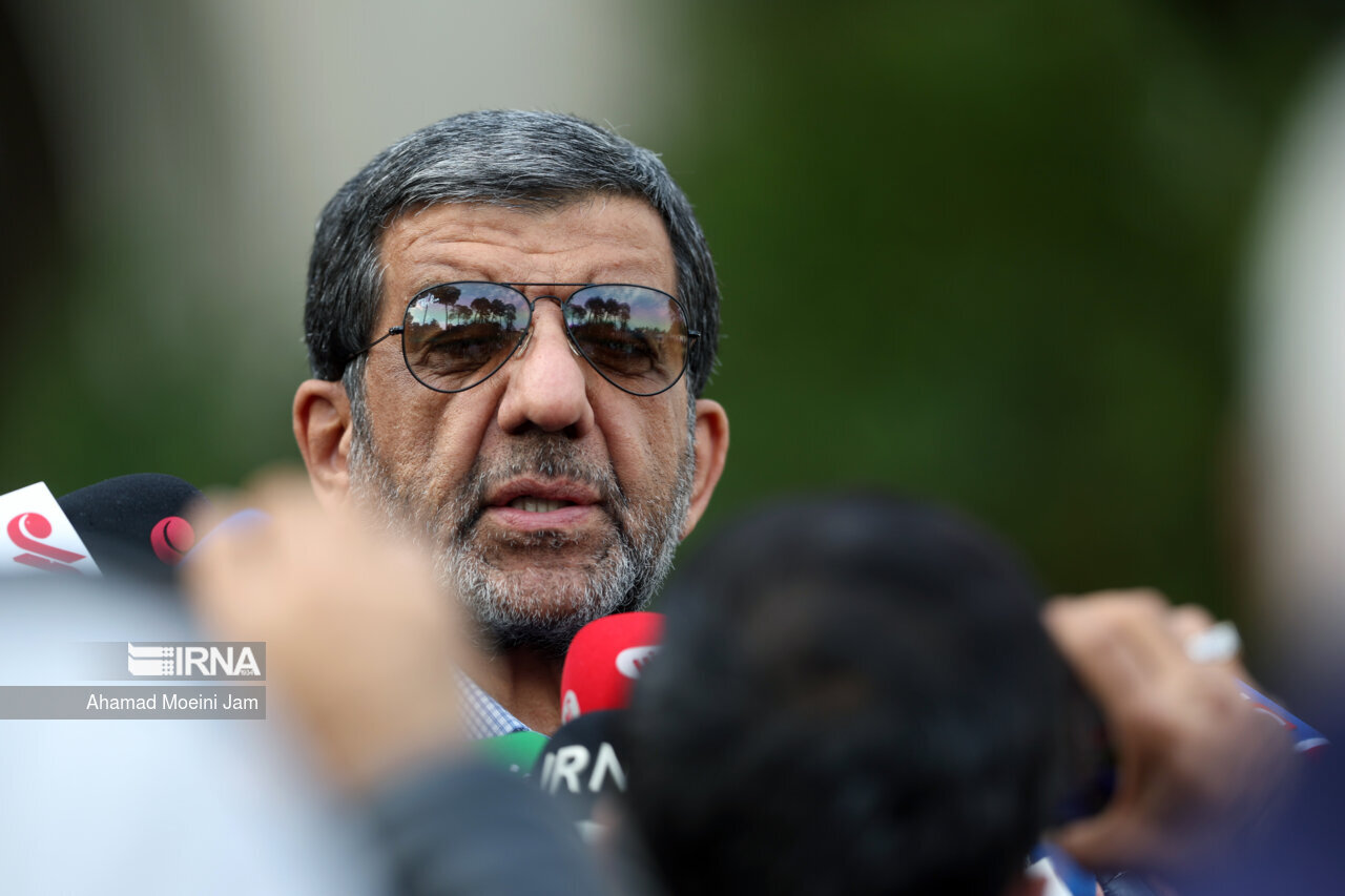 ضرغامی:چند خانم مححبه که مرا دیدند، نسبت به گرانی‌ها، قطع آب‌وبرق و ناترازی دخل‌وخرج در بارش برف‌وباران به شدت معترض شدند/ توضیحاتم افاقه نکرد!