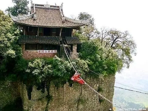 عجیب‌ترین مسیر جهان برای رسیدن به یک کتابخانه + تصاویر