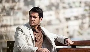 عکس غم‌انگیز سیاوش خیرابی بر مزار پدرش