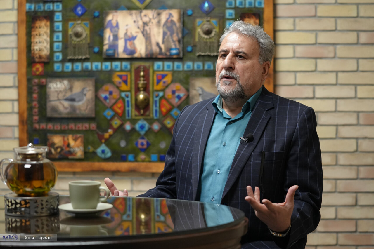 فلاحت پیشه: آقای پزشکیان! لطفا نقش قربانی را بازی نکنید