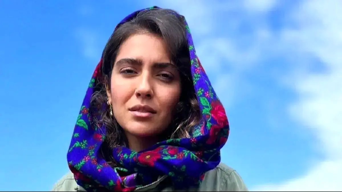 قابی زیبا از مونا کرمی کنار مادرش