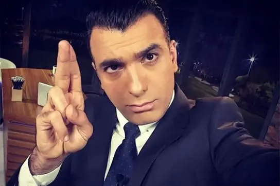 لحظه جنجالی اخراج سینا ولی الله از شبکه MBC Persia/مجری «چندشنبه با سینا» وسایلش را جمع کرد/ویدیو