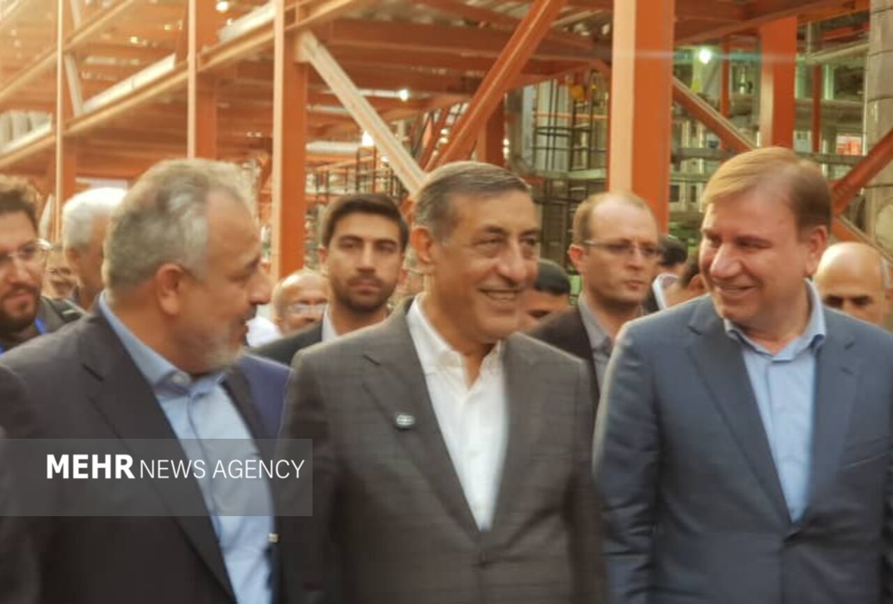 معاون رئیس جمهور یک طرح پتروشیمی را در عسلویه افتتاح کرد معاون رئیس جمهور یک طرح پتروشیمی را در عسلویه افتتاح کرد