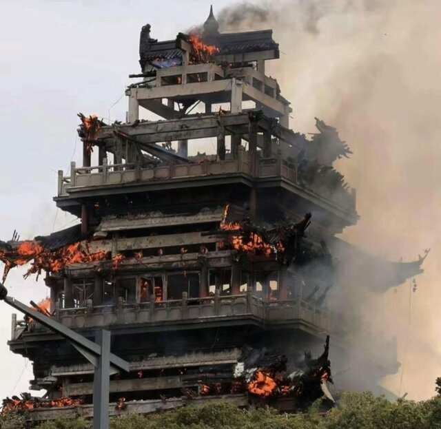 معبد ۱۵۰۰ ساله به‌طور کامل در آتش سوخت/ عکس