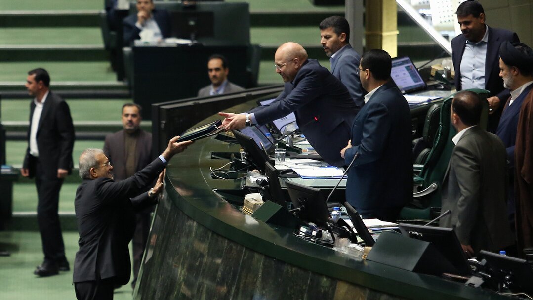 معماریان: کسری بودجه غیرقابل تامین ۴۰۰ هزار میلیارد تومان خواهد شد / دولت باید برای افزایش حقوق مناسب کارمندان تدبیری بیابد معماریان: کسری بودجه غیرقابل تامین ۴۰۰ هزار میلیارد تومان خواهد شد / دولت باید برای افزایش حقوق مناسب کارمندان تدبیری بیابد