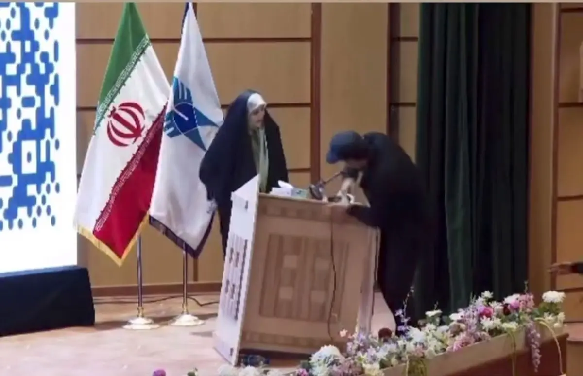 میز مجری صداوسیما حین اجرای برنامه شکست!/ویدیو