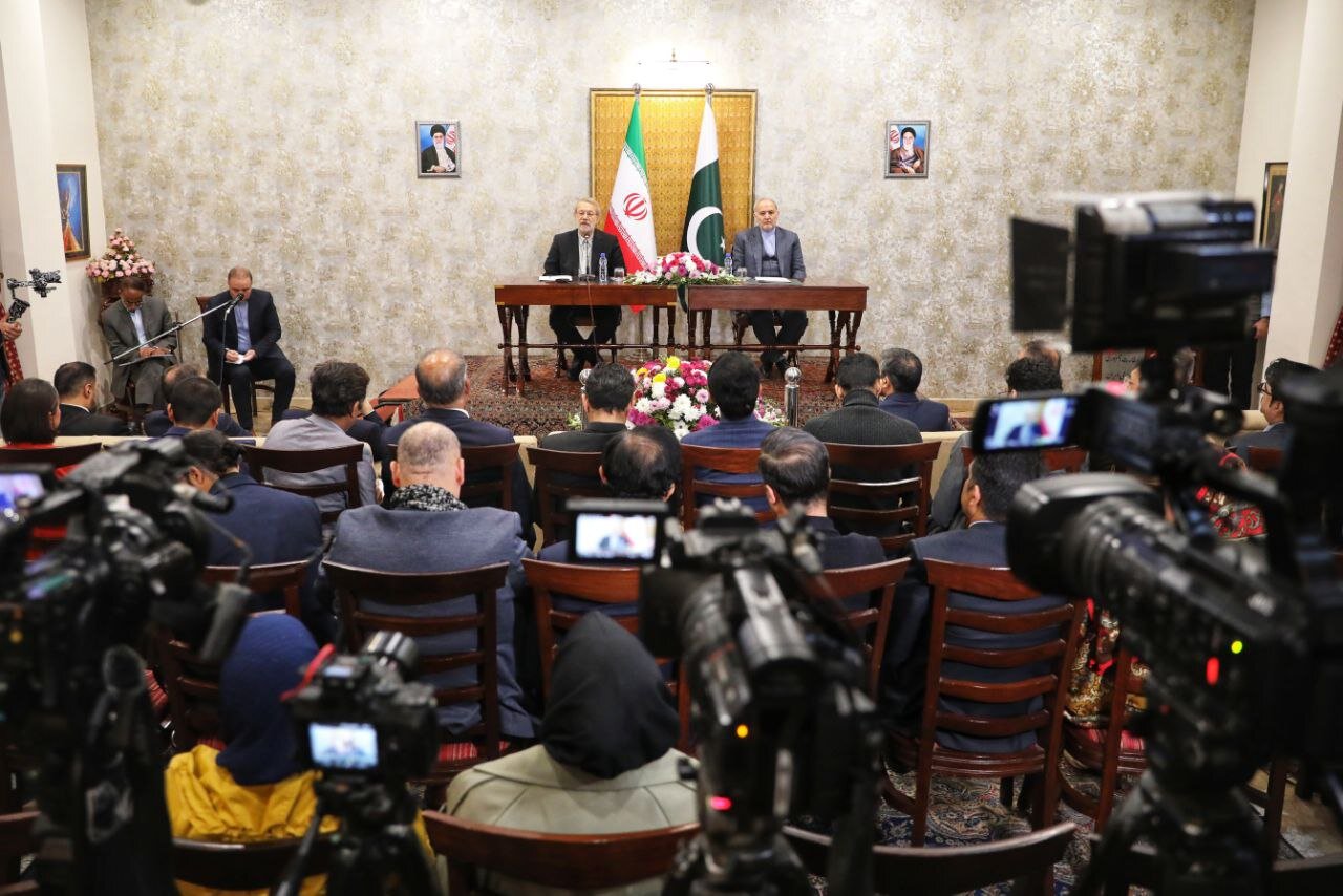 نشست خبری لاریجانی در سفر اسلام‌آباد + تصاویر