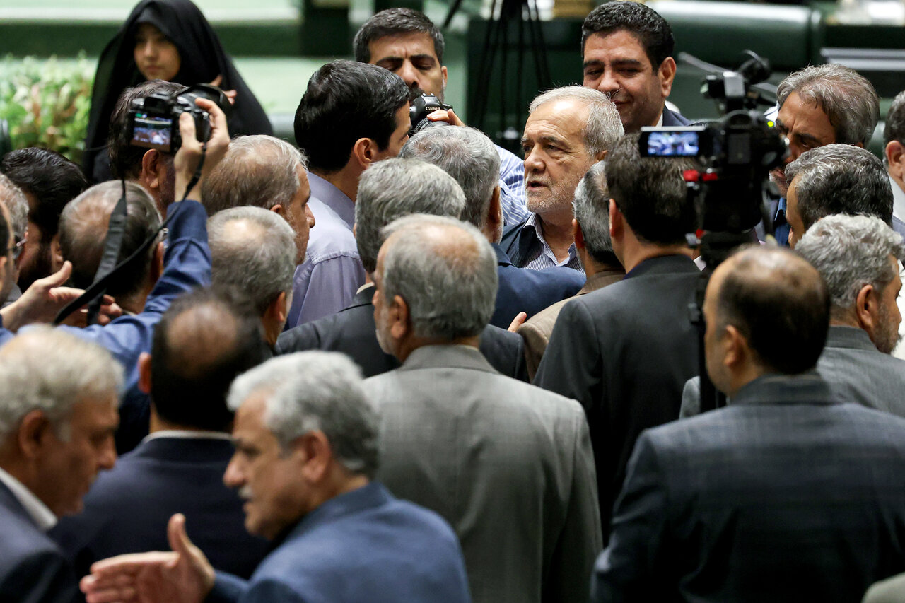 پزشکیان به فراکسیون مستقلین مجلس می رود / مهرداد لاهوتی: میزبان چهار وزیر دولت که نامشان در لیست استیضاح است، خواهیم بود پزشکیان به فراکسیون مستقلین مجلس می رود / مهرداد لاهوتی: میزبان چهار وزیر دولت که نامشان در لیست استیضاح است، خواهیم بود