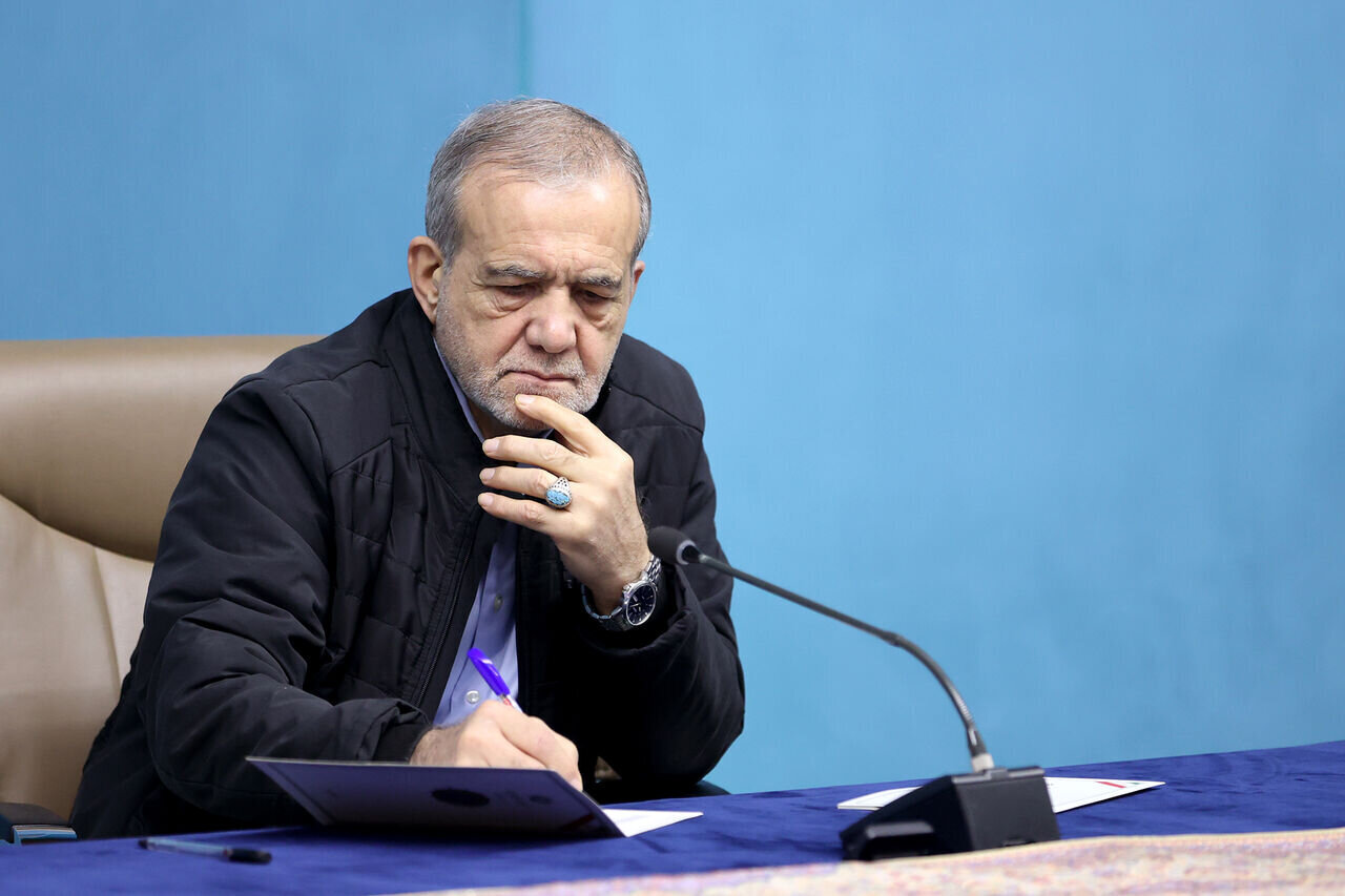 پزشکیان: دولت مسیر خدمت و پیشرفت را با جدیت دنبال میکند پزشکیان: دولت مسیر خدمت و پیشرفت را با جدیت دنبال میکند