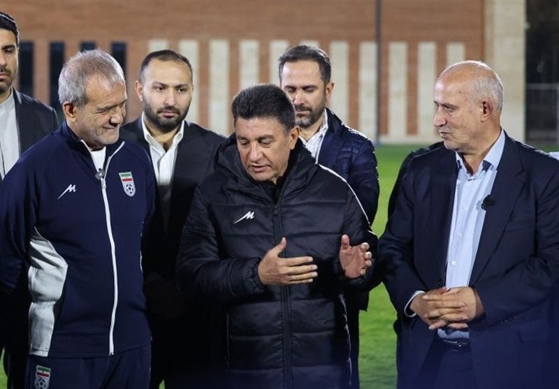 پزشکیان همراه با ملی‌پوشان فوتبال کشورمان پا به توپ شد – تسنیم