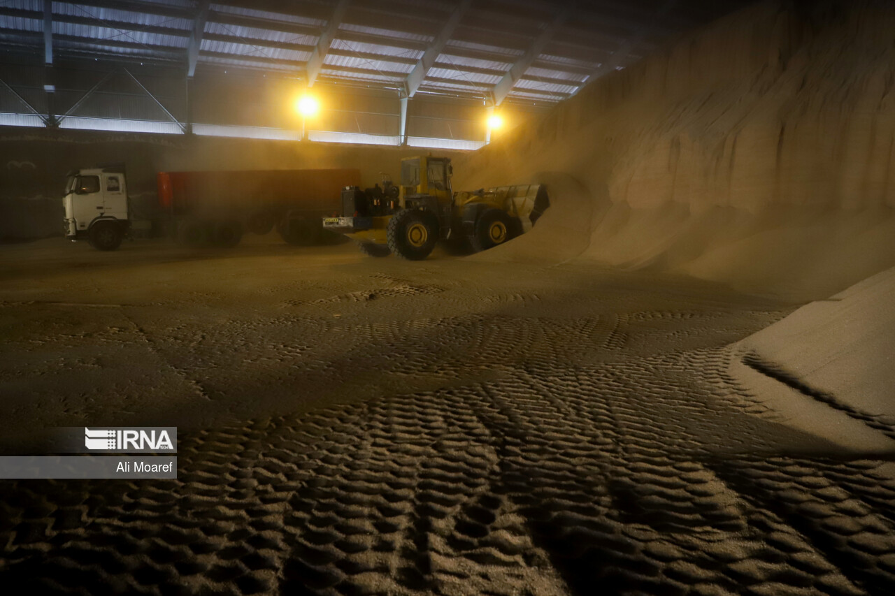 پلیس از کشف ۴۲ هزار تن نهاده دامی قاچاق و احتکاری خبر داد پلیس از کشف ۴۲ هزار تن نهاده دامی قاچاق و احتکاری خبر داد