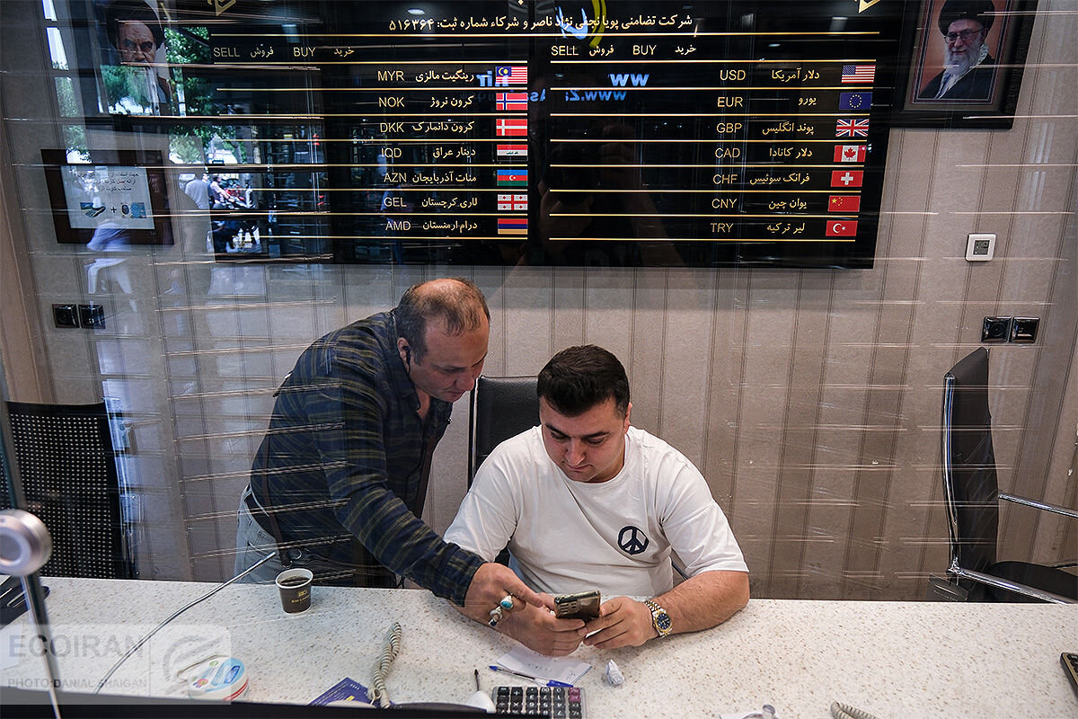 پیش‌بینی تغییر عجیب قیمت طلا در روزهای آینده/ قیمت دلار تا پایان سال به این عدد می‌رسد