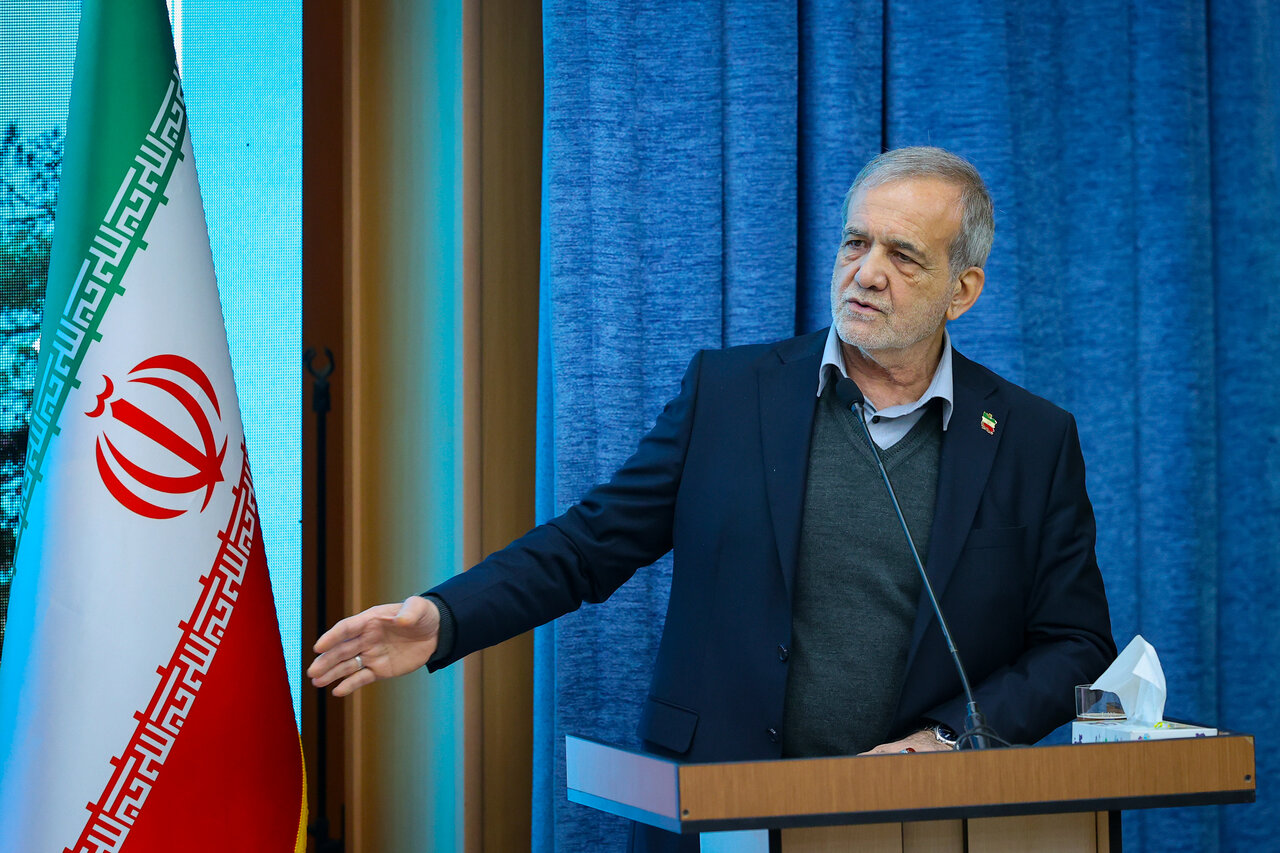 آلرژی آقای رئیس جمهور به گل‌های نرگس / حواشی سفر پزشکیان به بیرجند + تصاویر