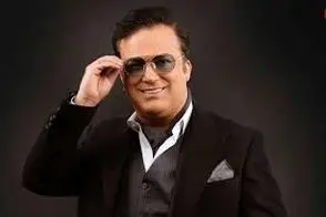 بوسه حامد آهنگی بر دستان مادرش در حین اجرای کنسرت!/ویدیو