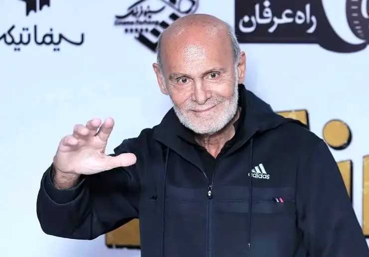 «جمشید هاشم پور» در 27 سالگی در حال خوانندگی در کافه؛ سال 50