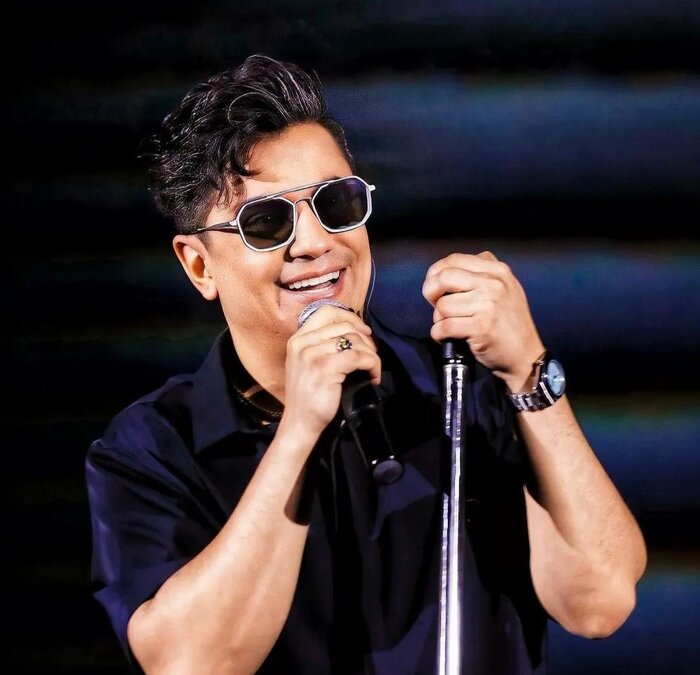 حرکت احساسی محسن ابراهیم‌زاده در پشت‌صحنه کنسرت؛ بوسه‌ای بر پیشانی مادر+فیلم