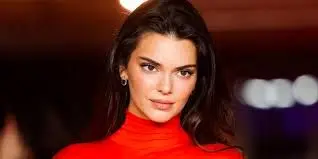 حضور مینیمال کندال جنر در مراسم «زنان شایسته» لورئال پاریس+عکس