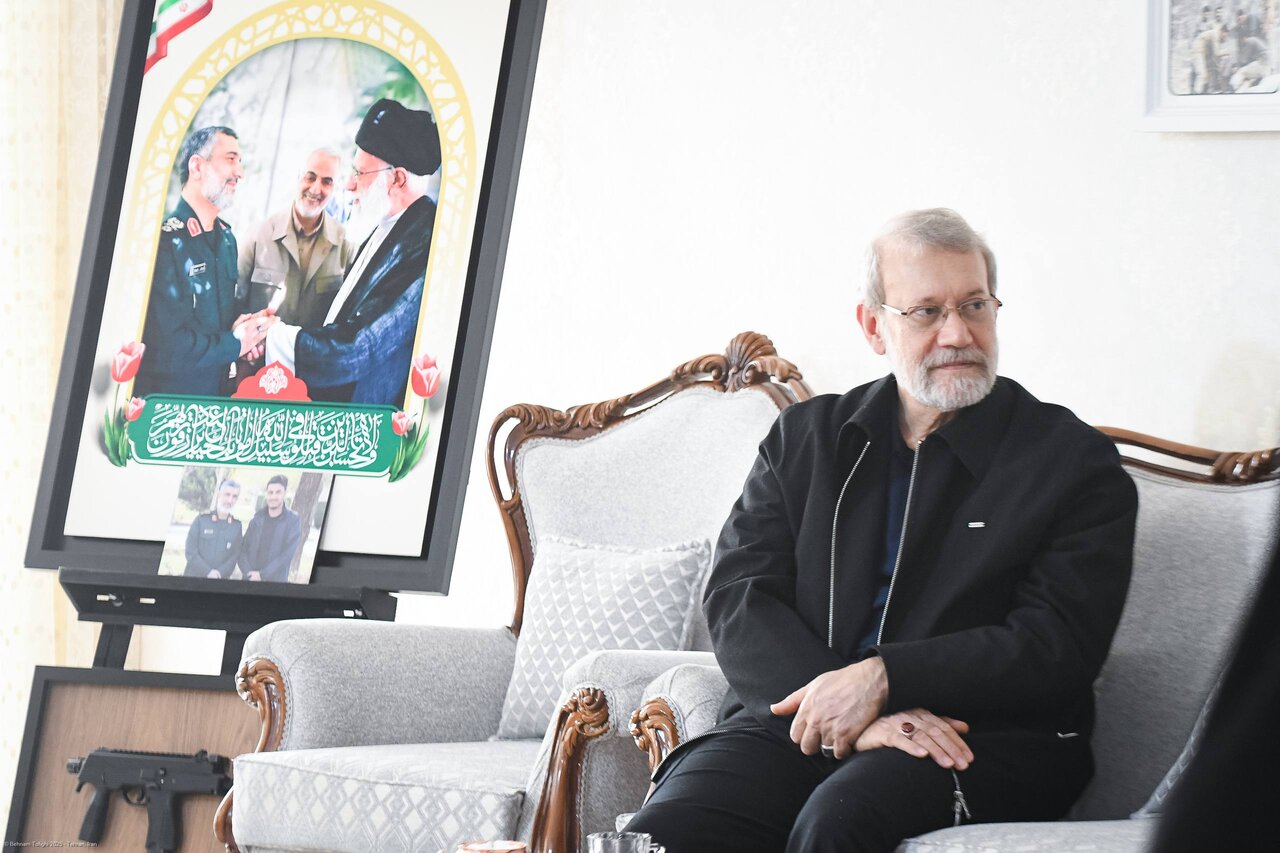 دیدار علی لاریجانی با خانواده شهیدان حاجی‌زاده و محمود باقری/ عکس خاص لاریجانی حین تماشای عکس های سرداران شهید جنگ 12 روزه + تصاویر
