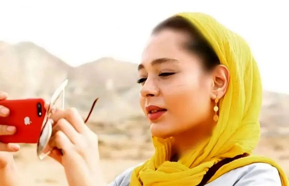 عکس سیاه و سفید سانیا سالاری،  بازیگر دلدادگان با ژست غمگین