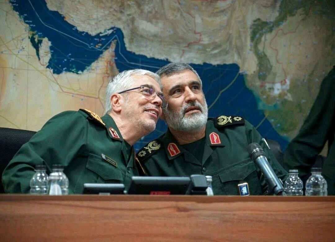 عکسی از شهیدان باقری در یک شهر موشکی/ شهید حاجی زاده هم بود